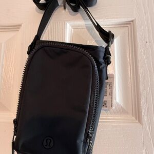 Lululemon Water Bottle Crossbody with Front Pocket 2L